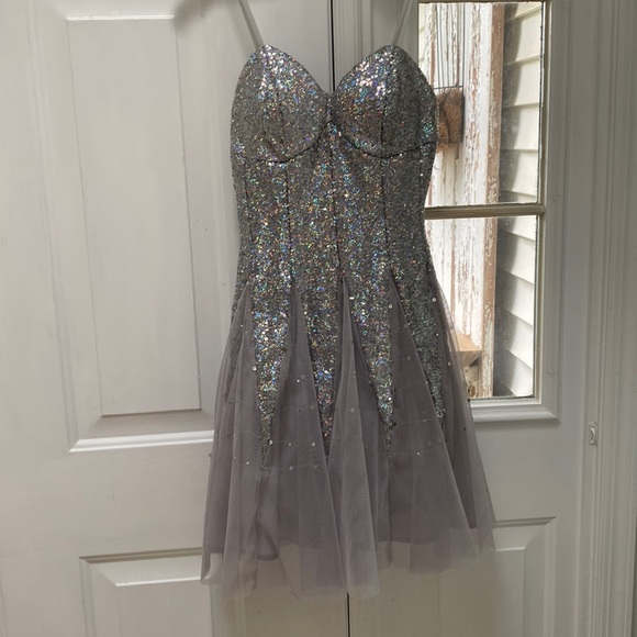 Size 3/4 party dress. - Picture 2 of 10